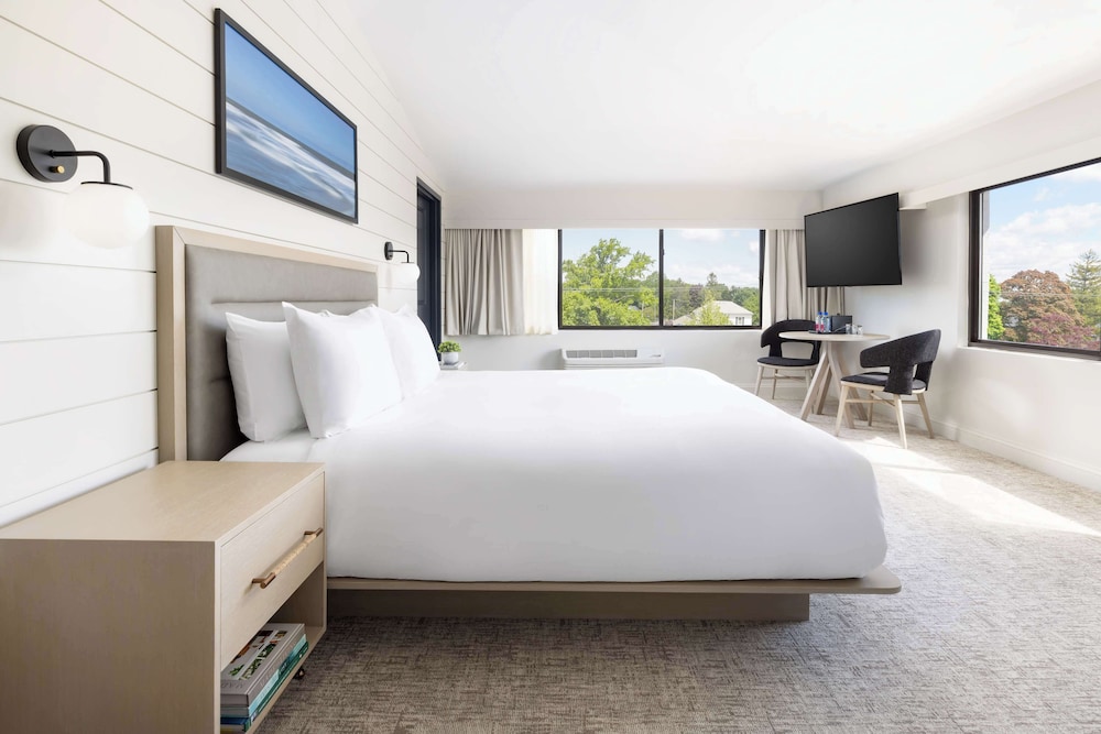 Room, 1 King Bed, Accessible, Bathtub photo 2
