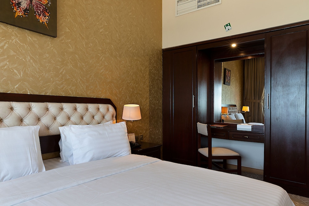 Deluxe Room, 1 King Bed - Photo 6