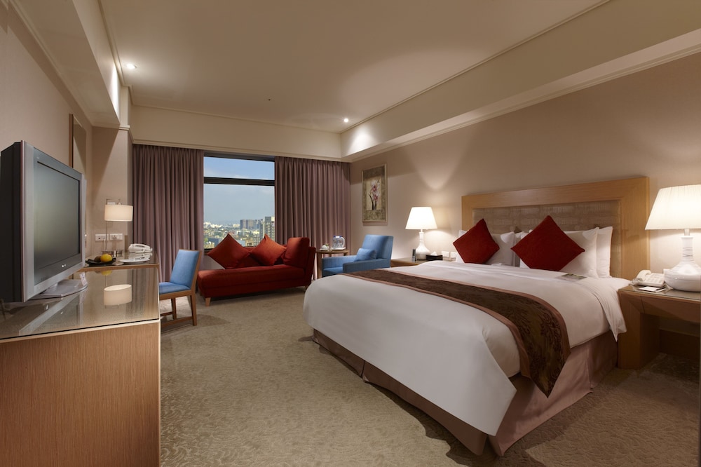 Deluxe Room, 1 Queen Bed - Photo 1