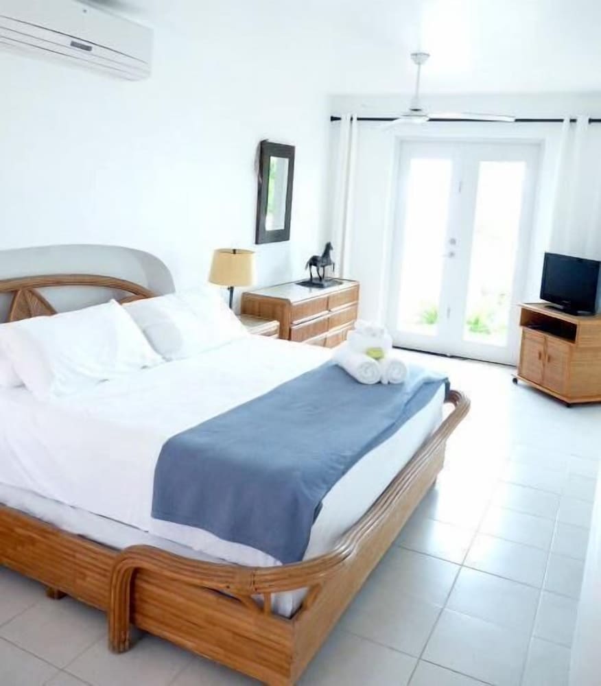Suite, 1 King Bed, Garden View photo 1