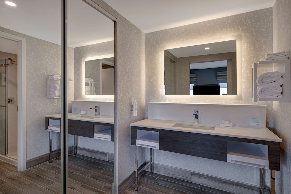 Room, 1 King Bed, Non Smoking, Refrigerator & Microwave (With Sofa Bed) - Photo 3