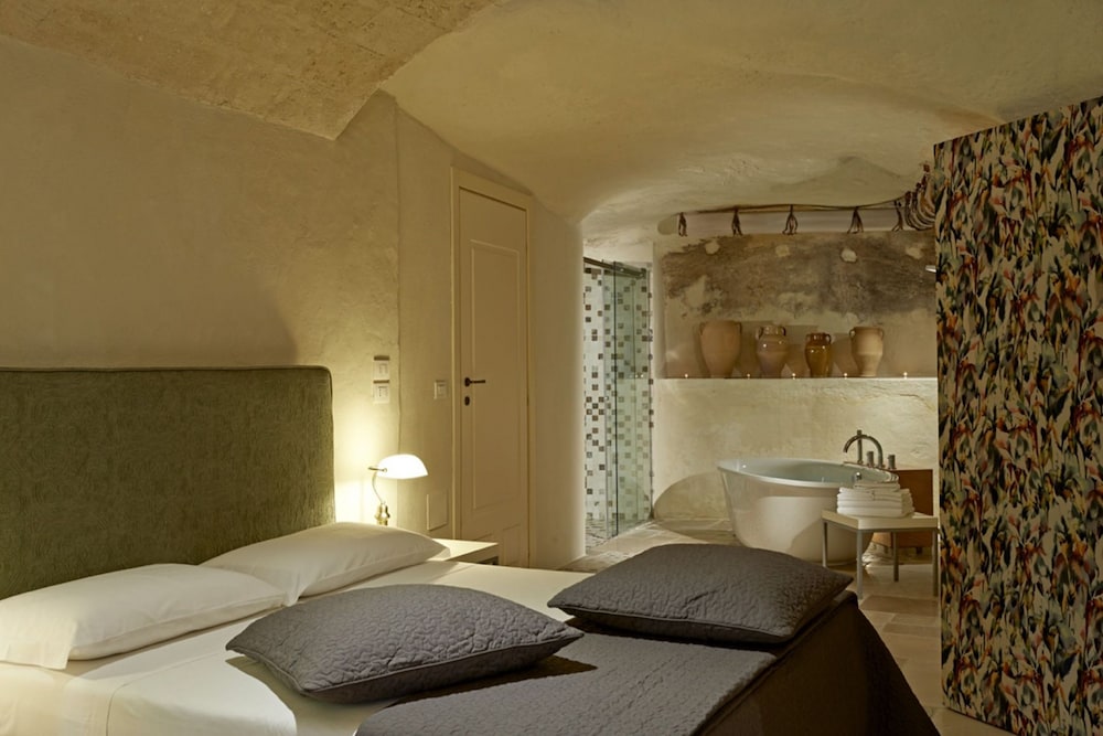 Suite, Bathtub, City View photo 2