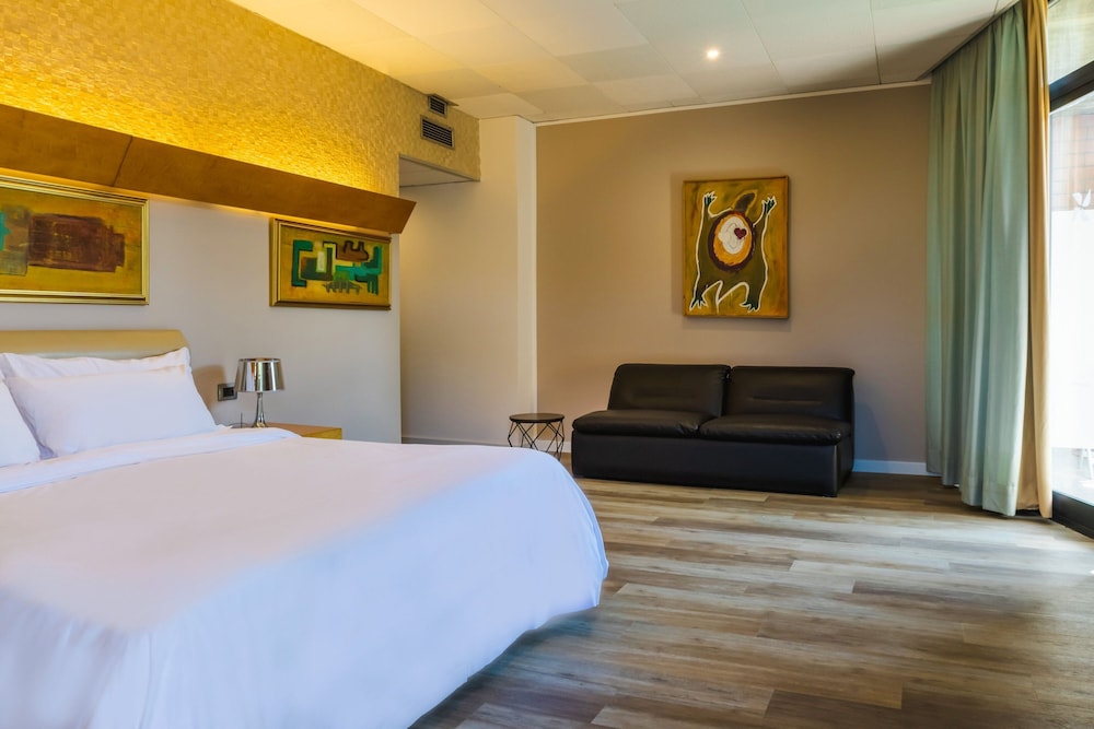 Superior Room, 1 King Bed, Balcony - Photo 7