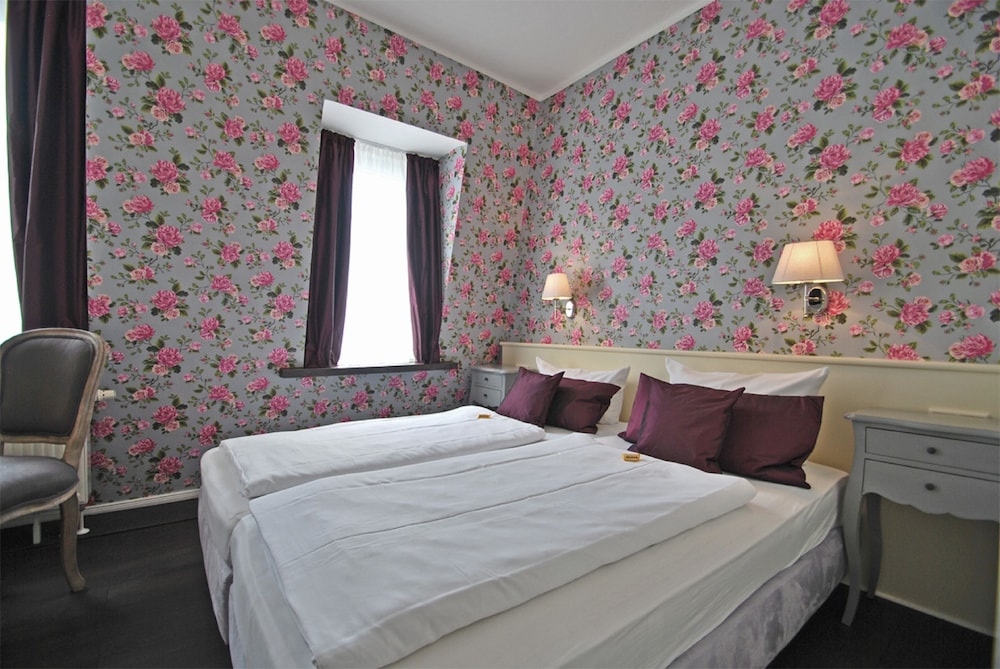 Basic Double or Twin Room - Photo 9