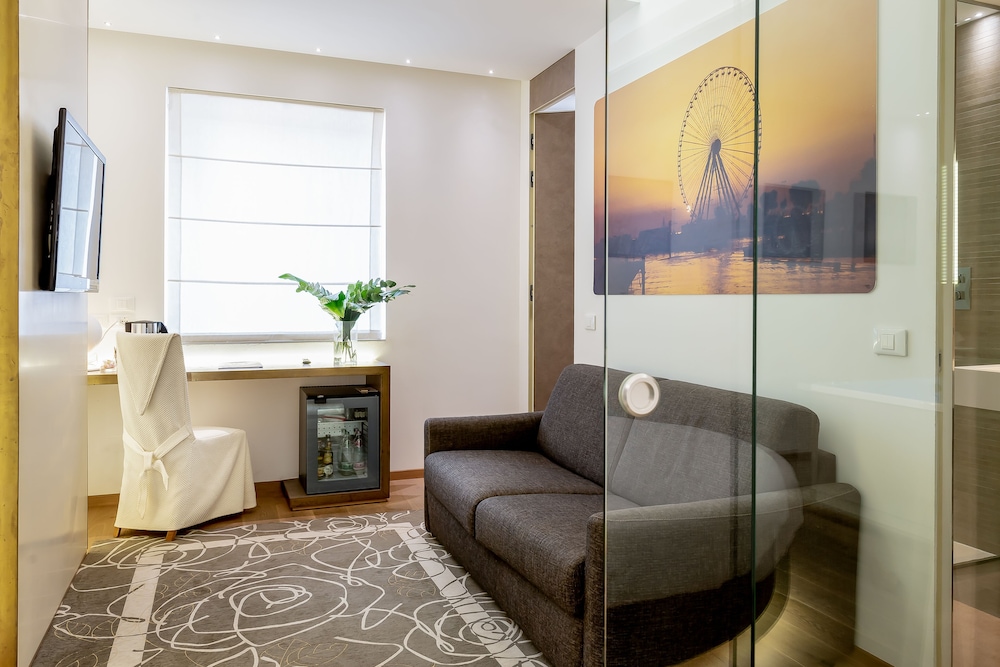 Round Suite with Hot Tub - Photo 15