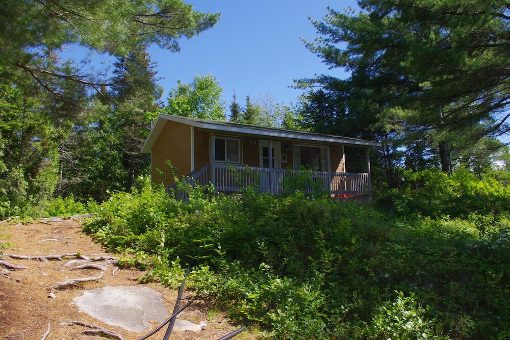 Basic Cabin, 2 Bedrooms (Chalet 5) photo 1
