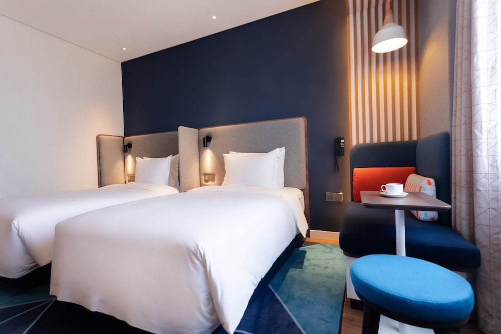 Standard Room, 2 Twin Beds, City View (High Floor) photo 3