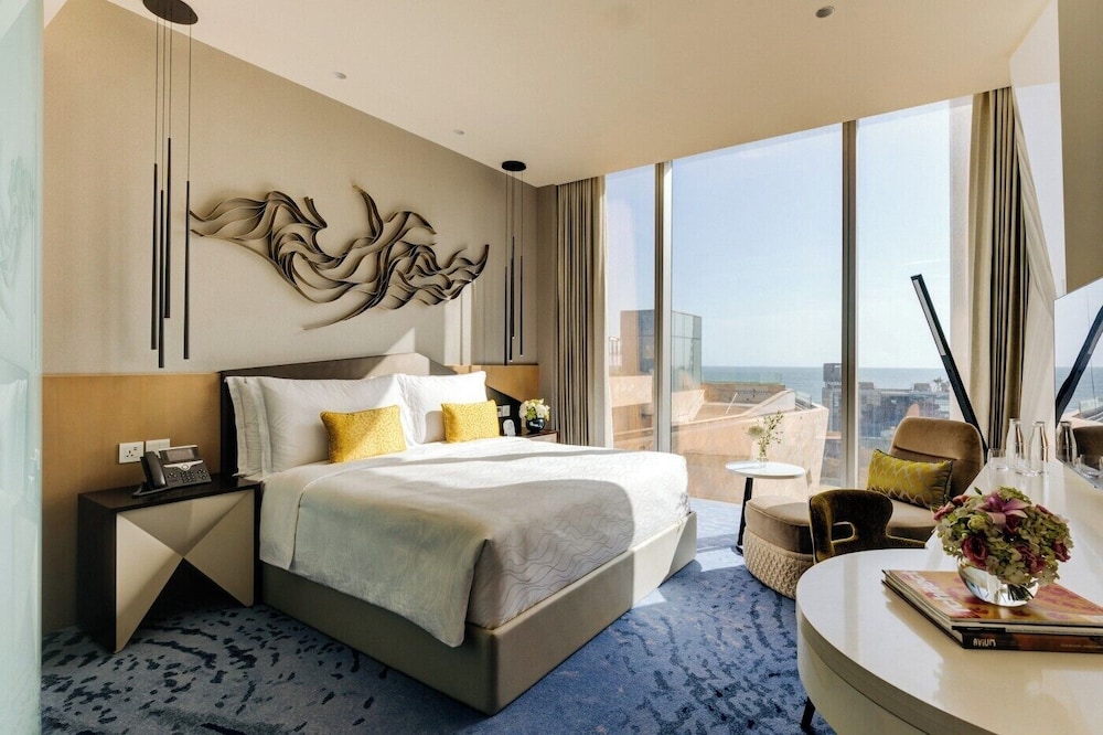 Club Room, 1 King Bed (Skyline)