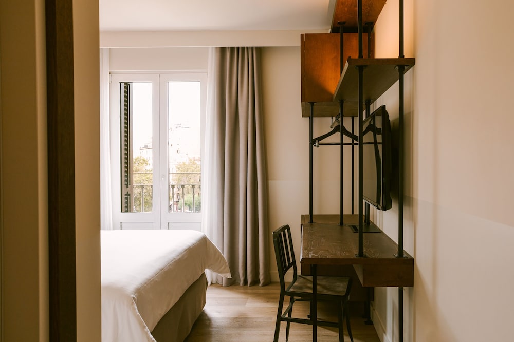 Room, 1 Queen Bed, Balcony, City View photo 2