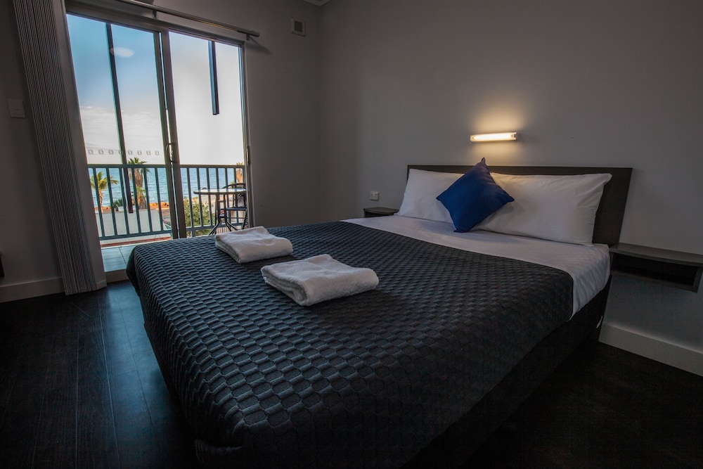 Standard Queen Room – Ocean View photo 1