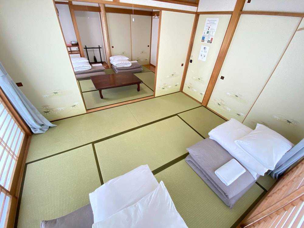 Deluxe Room thumbnail 6
