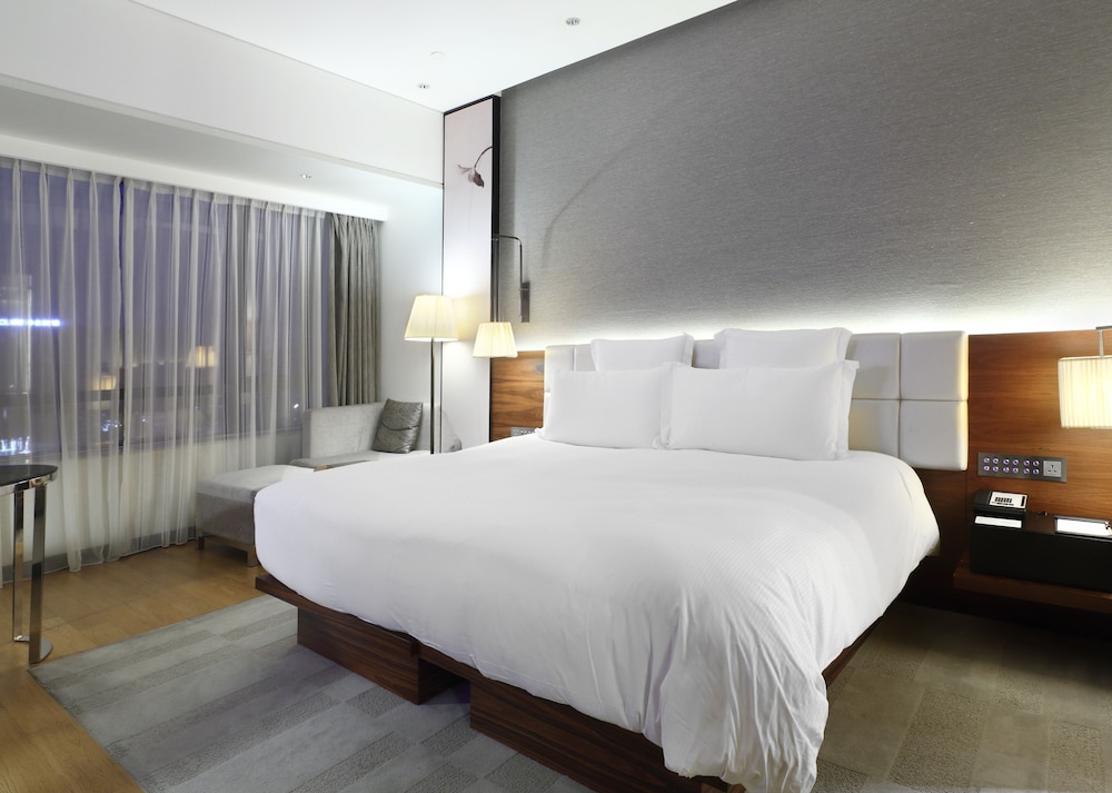 Superior Room, 1 King Bed, River View photo 2