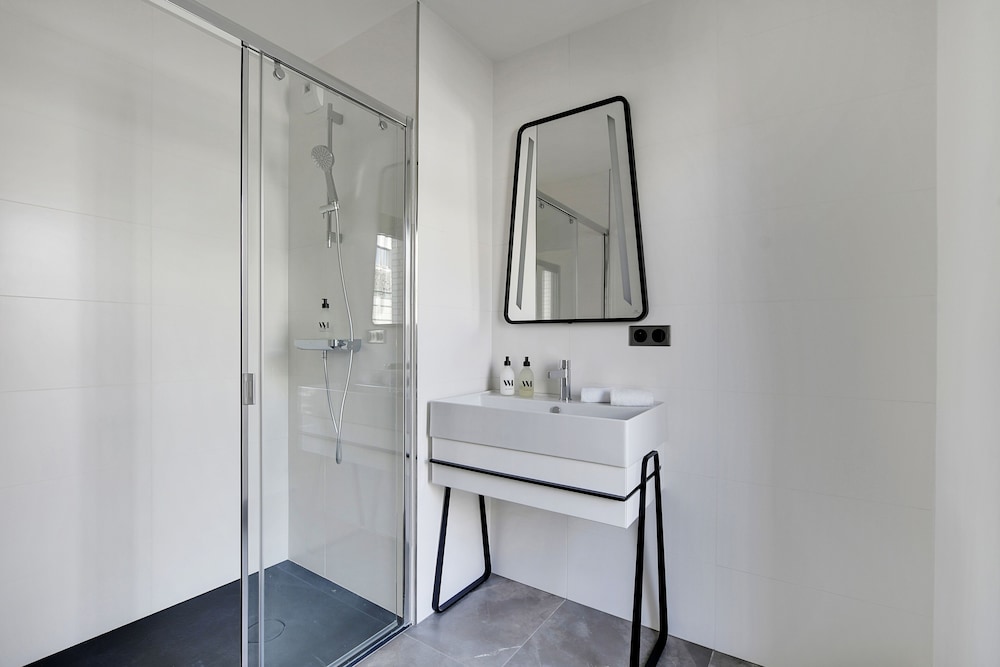 Apartment (Apartment with Shower) thumbnail 5