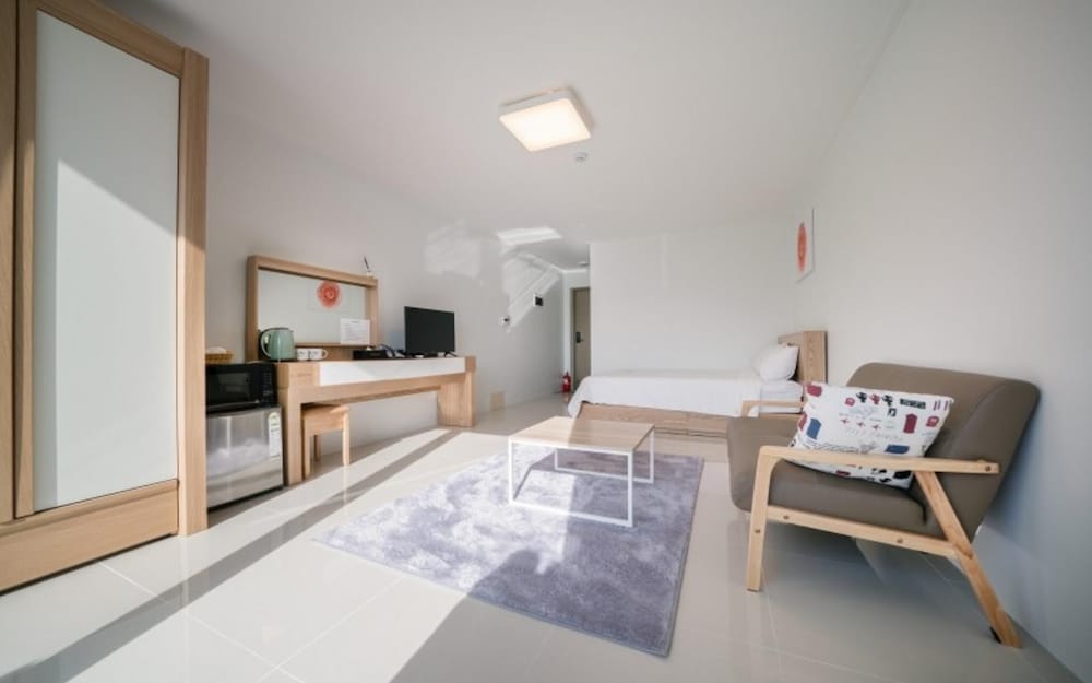 Room (Room 204 (studio type/queen bed)) - Photo 1