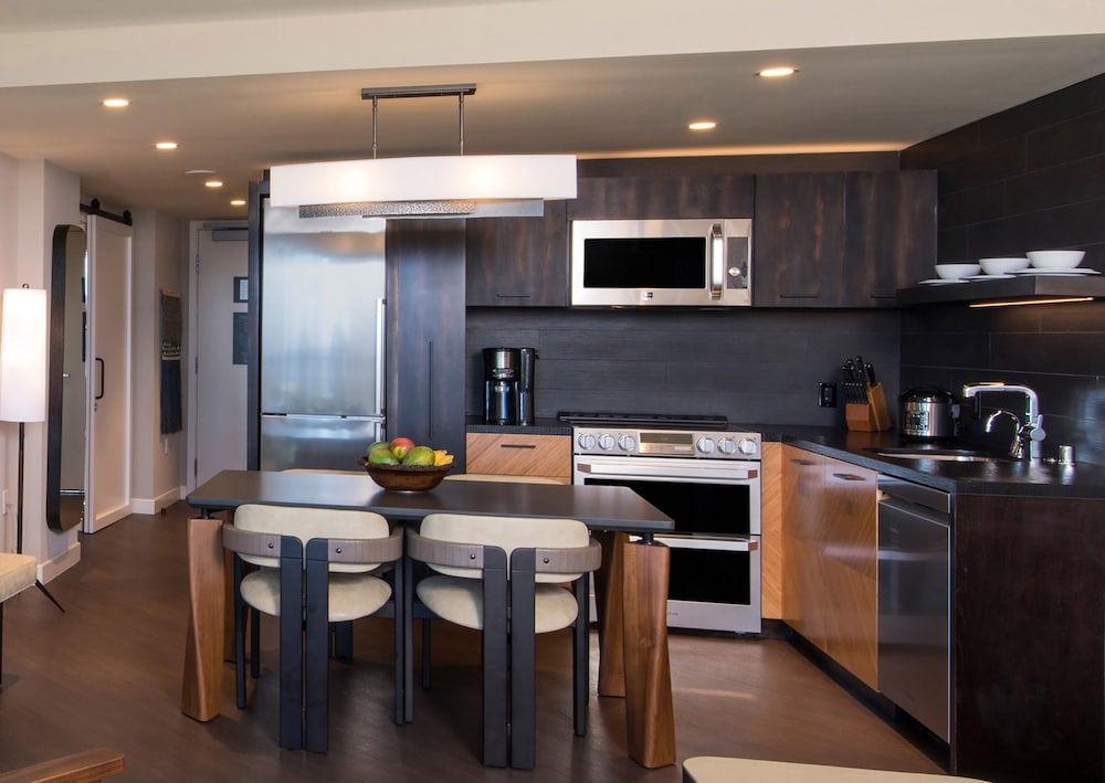 Deluxe Suite, 2 Bedrooms, Partial Ocean View