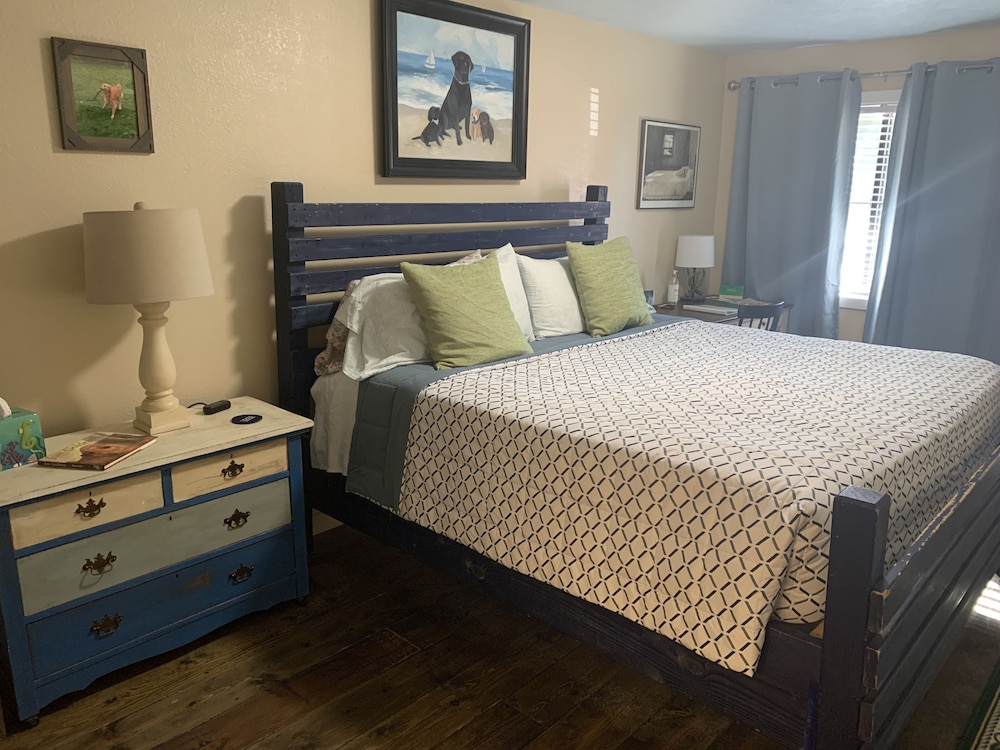 Basic Room, 1 King Bed (Unit 3)