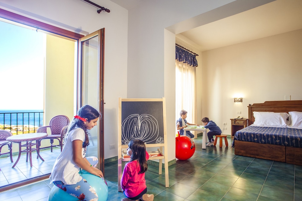 Family Room - Photo 6