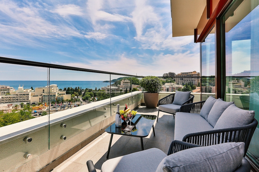 Deluxe Apartment, 1 King Bed with Sofa bed, Non Smoking, Sea View photo 1