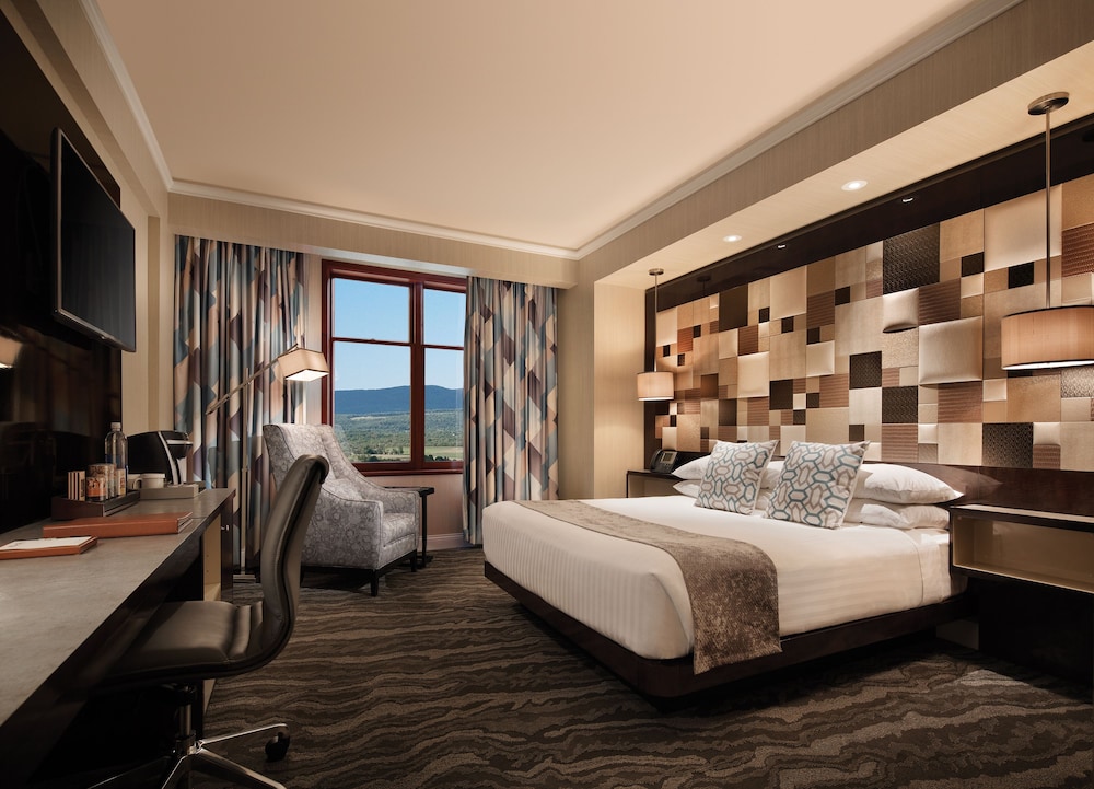 Deluxe Room, 1 King Bed, Golf View photo 2