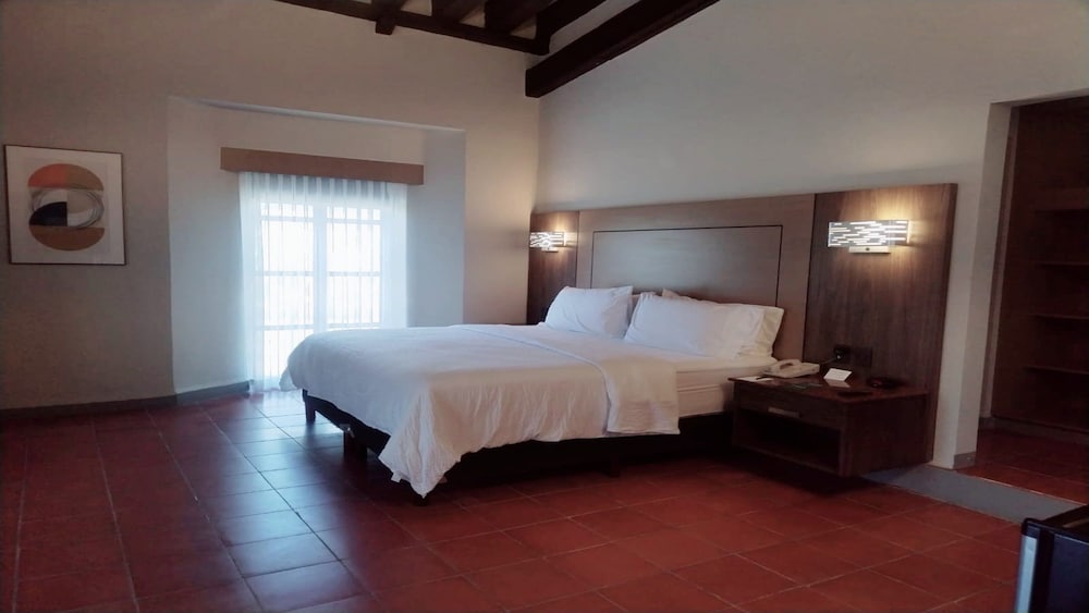 Suite, 1 King Bed - Photo 1