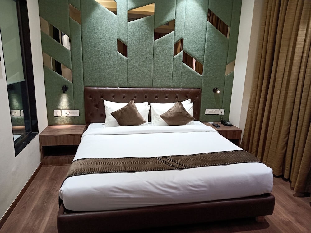 Suite Room - Photo 16