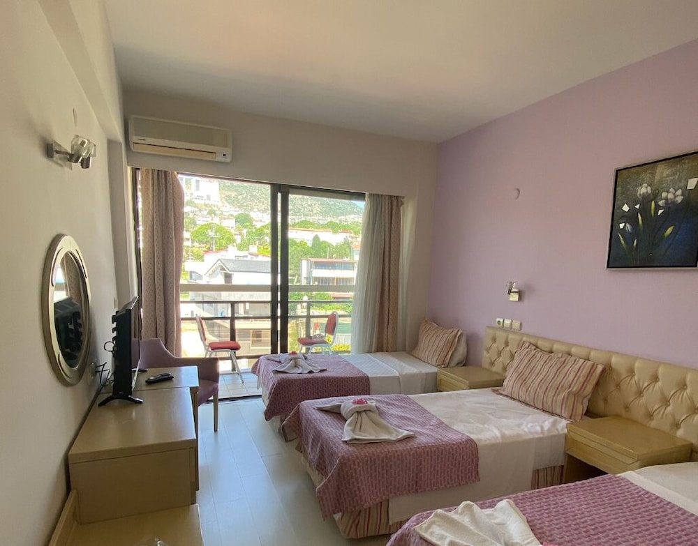 Standard Triple Room, 3 Twin Beds photo 2