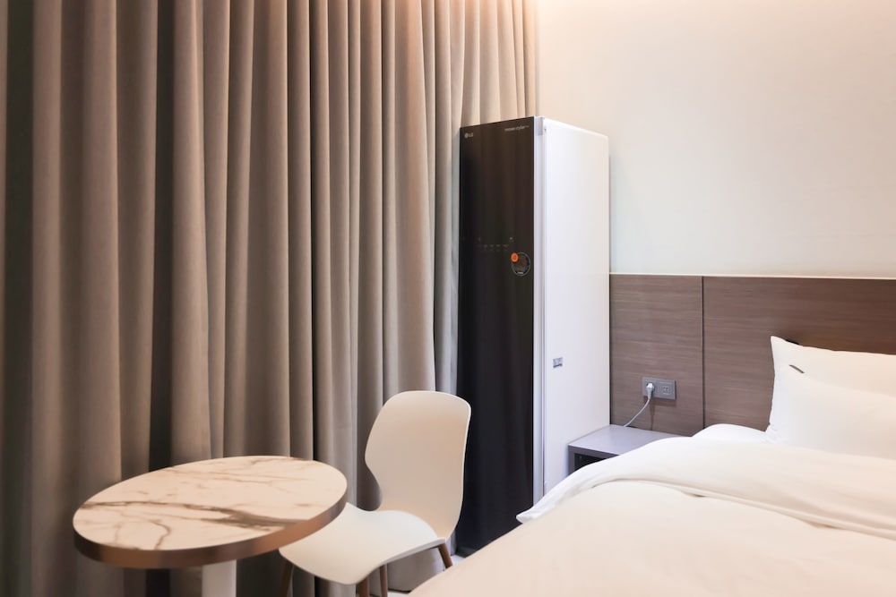 Deluxe King Room - Photo 10