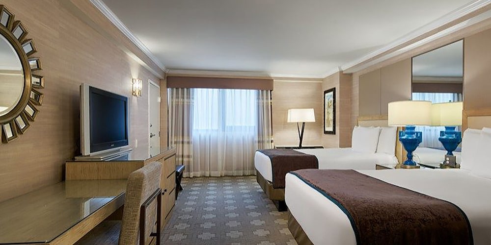 Forum Tower Deluxe Room, 2 Double Beds, Nonsmoking - Photo 3