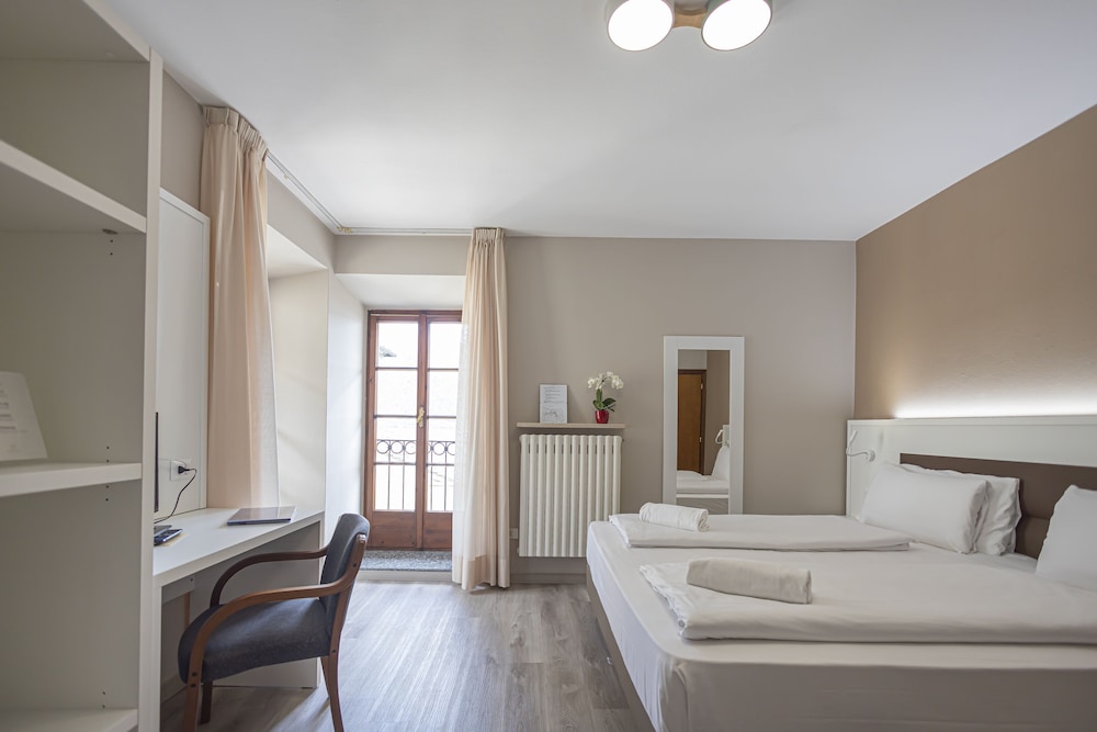 Superior Triple Room, Lake View photo 3