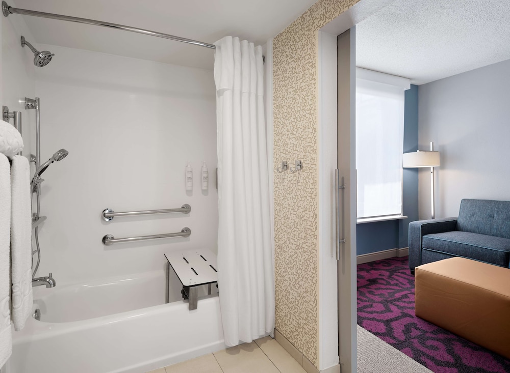 Studio Suite, 1 King Bed, Accessible, Bathtub - Photo 10