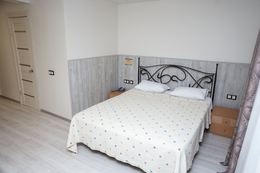 Standard Double Room Single Use, 1 Queen Bed photo 3