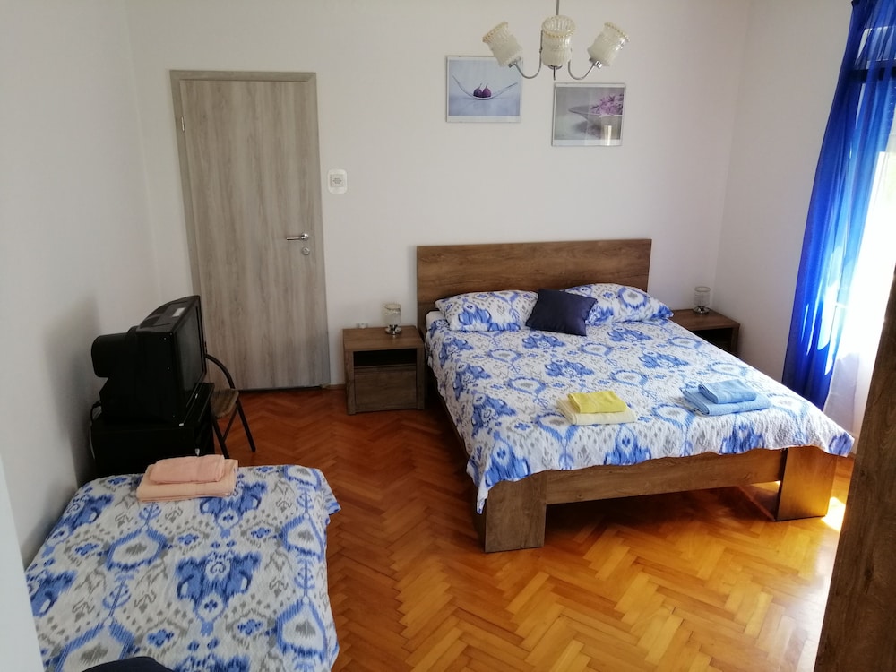 Deluxe Triple Room (2)
