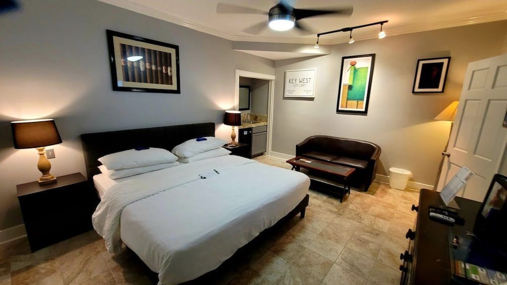 Room 13 - Standard - King Bed - Adults Only 21+