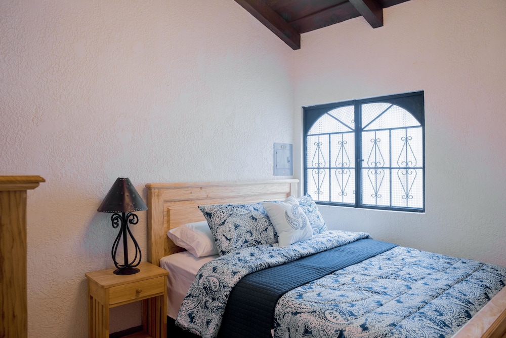 Comfort Room, 1 Queen Bed photo 2