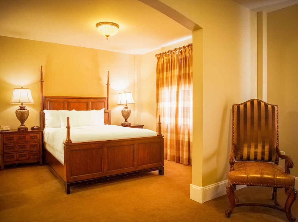 Deluxe Queen Guest Room