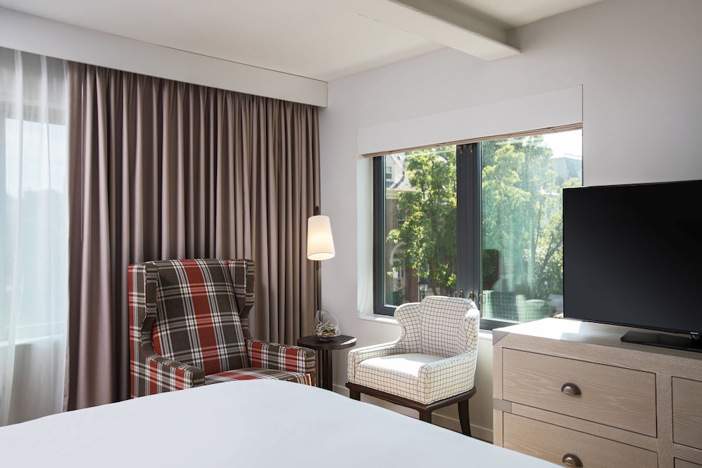 Premium Room, 1 King Bed, Mobility Accessible (Accessible Tub)