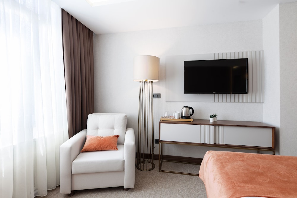 Deluxe Triple Room, 1 Queen Bed with Sofa bed photo 1