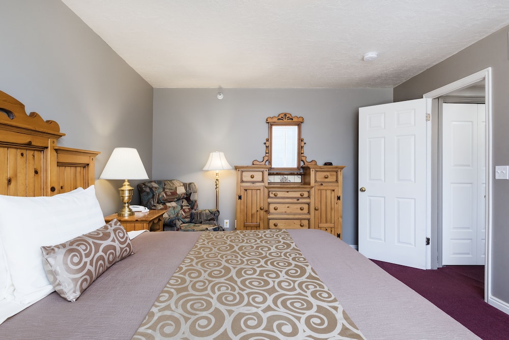2 Bedroom Condominium photo 3