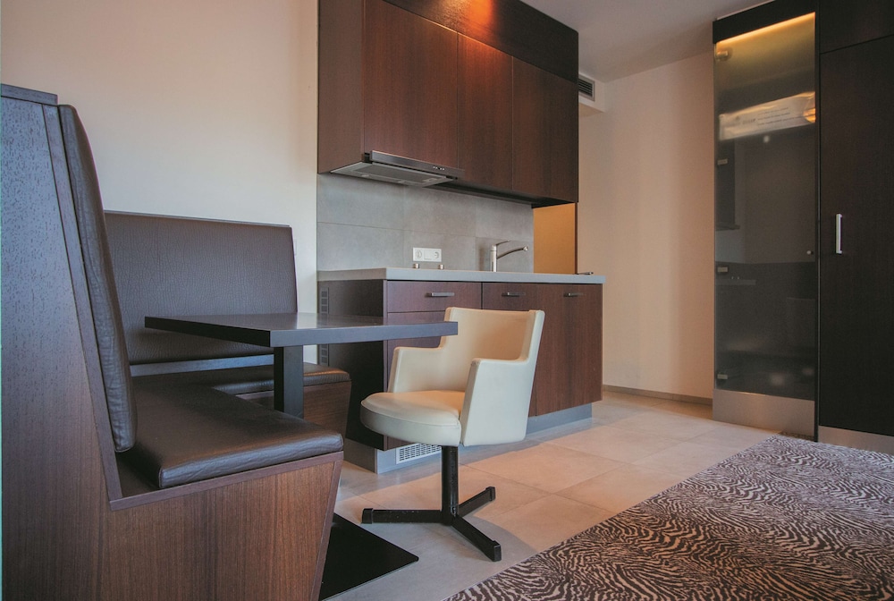 Apartment, Multiple Beds, Kitchen - Photo 9