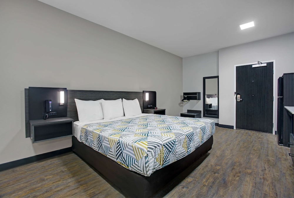 Deluxe Room, 1 King Bed, Accessible, Non Smoking photo 1