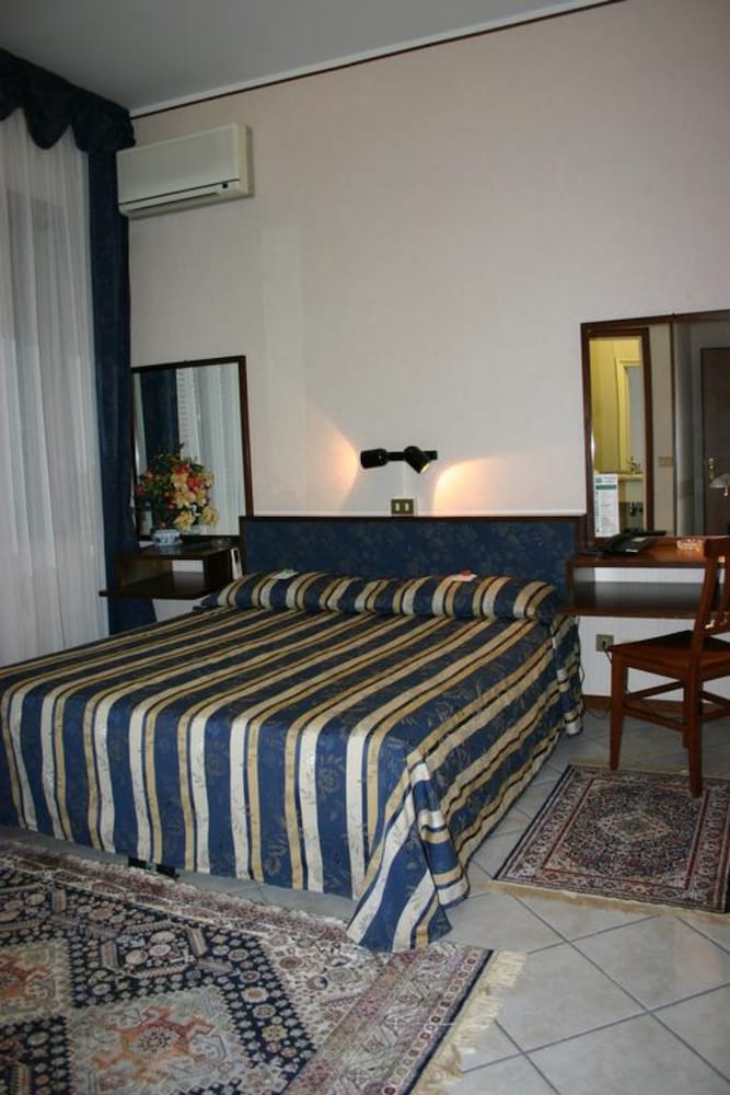 Double Room - Photo 5