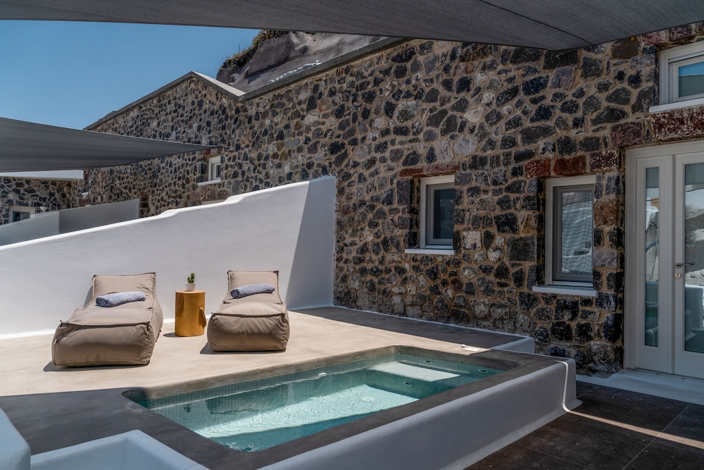 Cave Suite with Jacuzzi - Photo 24