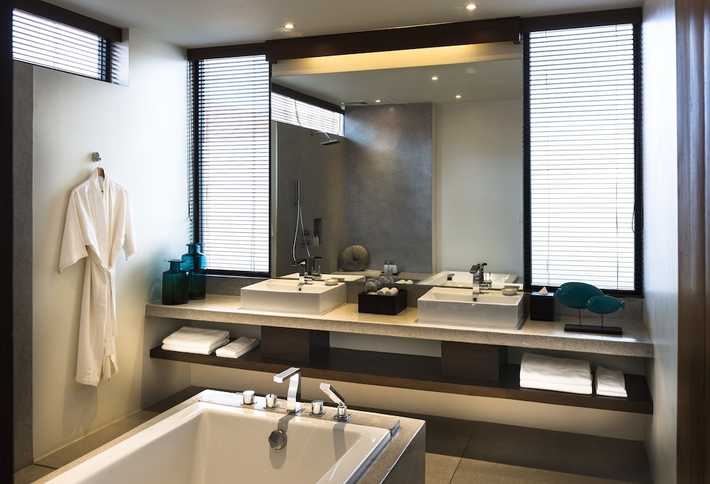 Sarus Crane Suite photo 2