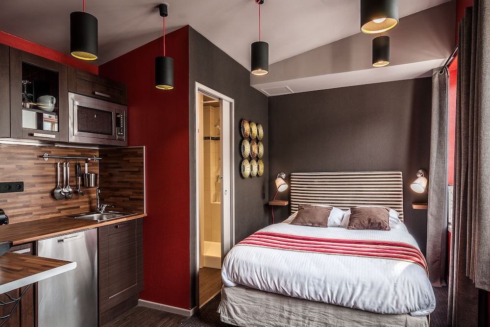 Studio, Ensuite photo 1
