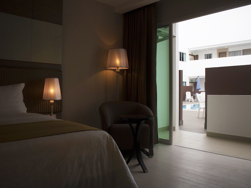 Premium Room, 1 King Bed, Pool View, Poolside photo 2