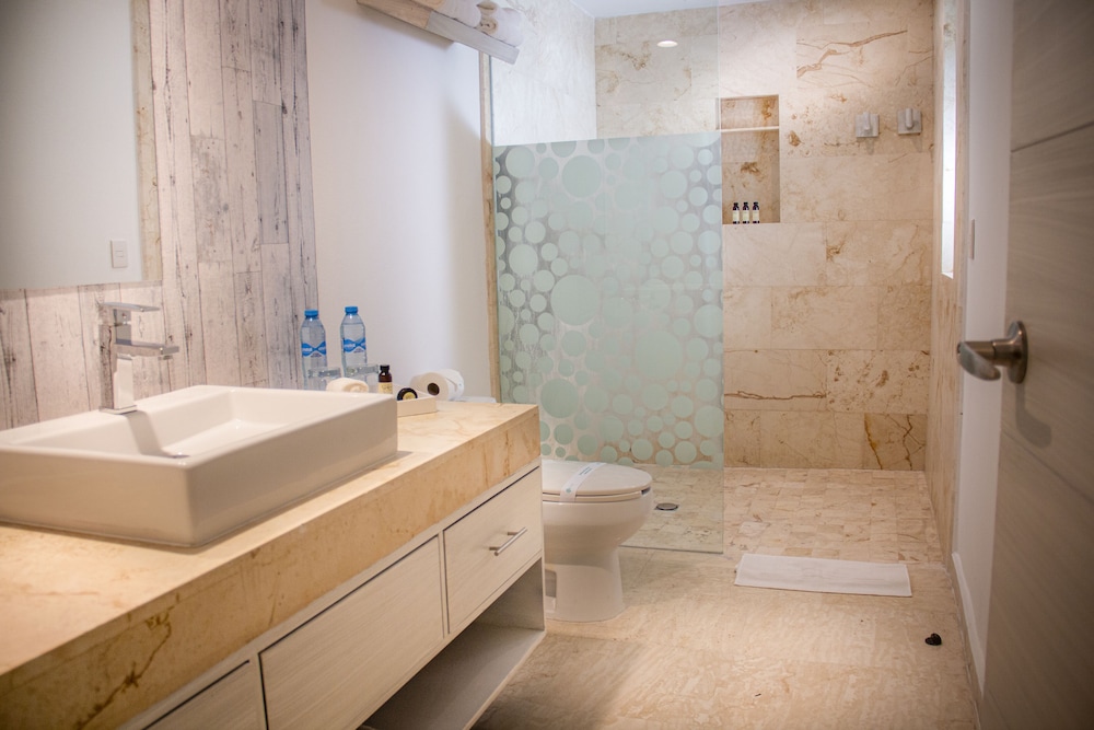 Suite - Photo 7