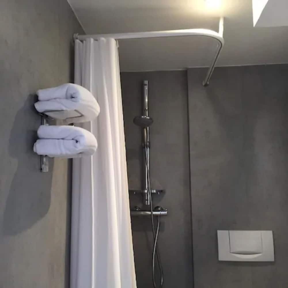 Standard Double or Twin Room photo 3