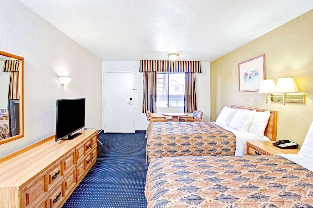Room, 2 Queen Beds, Non Smoking, Poolside - Photo 1