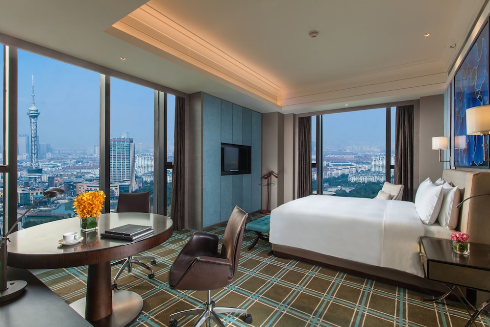 Deluxe Suite, Multiple Beds
