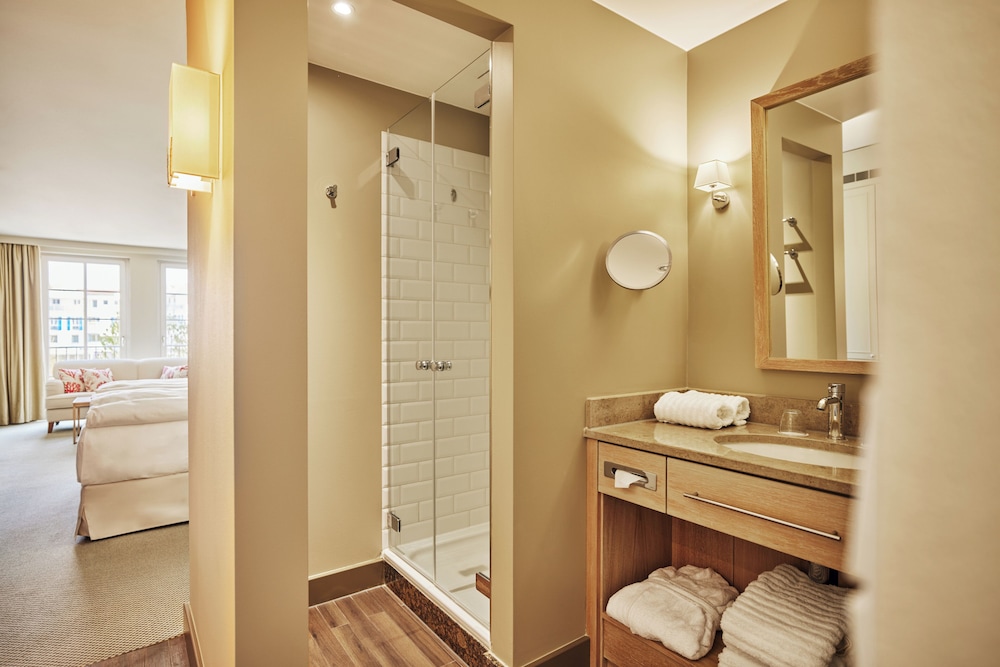 Comfort Room, Oceanfront thumbnail 5
